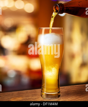 Glas Bier herein auf Bar oder Kneipe Schreibtisch Stockfoto