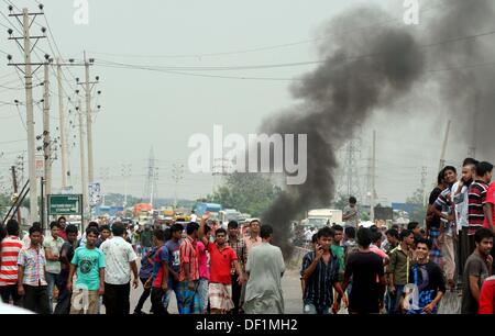 Narayanganj, Bangladesch. 26 Sep, 2013. Bangladesch Textilarbeiter shout Slogans während eines Protestes in Narayanganj am 26. September 2013. Die meisten bangladesch Textilfabriken haben nach fünf Tagen heftige Proteste über Lohnerhöhungen für die Textilarbeiter wiedereröffnet, nachdem die Regierung auf die Unruhen zu Crack' mit aller Kraft. Stockfoto