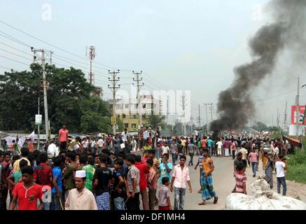 Narayanganj, Bangladesch. 26 Sep, 2013. Bangladesch Textilarbeiter shout Slogans während eines Protestes in Narayanganj am 26. September 2013. Die meisten bangladesch Textilfabriken haben nach fünf Tagen heftige Proteste über Lohnerhöhungen für die Textilarbeiter wiedereröffnet, nachdem die Regierung auf die Unruhen zu Crack' mit aller Kraft. Stockfoto