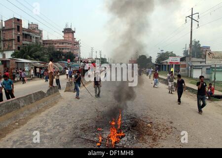 Narayanganj, Bangladesch. 26 Sep, 2013. Bangladesch Textilarbeiter shout Slogans während eines Protestes in Narayanganj am 26. September 2013. Die meisten bangladesch Textilfabriken haben nach fünf Tagen heftige Proteste über Lohnerhöhungen für die Textilarbeiter wiedereröffnet, nachdem die Regierung auf die Unruhen zu Crack' mit aller Kraft. Stockfoto