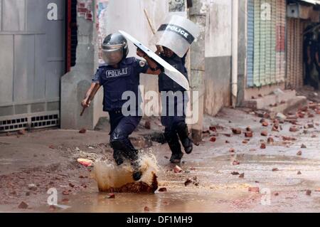 Narayanganj, Bangladesch. 26 Sep, 2013. Bangladeshi Polizei Beamten als markante Textilarbeiterinnen Steine während eines Protestes in Narayanganj am 26. September 2013 zu werfen. Die meisten bangladesch Textilfabriken haben nach fünf Tagen heftige Proteste über Lohnerhöhungen für die Textilarbeiter wiedereröffnet, nachdem die Regierung auf die Unruhen zu Crack' mit aller Kraft. Stockfoto