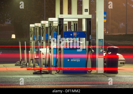 Esso-Tankstelle an der Tesco Express-Tankstelle. Billingham. VEREINIGTES KÖNIGREICH Stockfoto