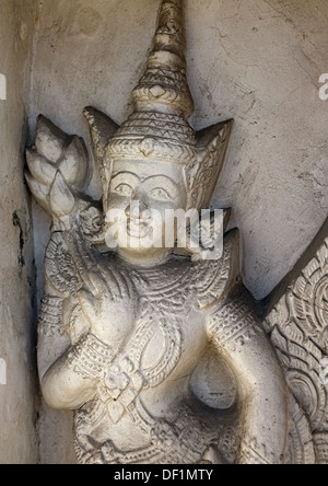 Reliefs des mythischen Kinnaree (himmlische halb Vogel, halb Frau) im Wat Arun in Bangkok Stockfoto