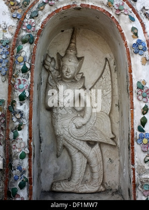 Reliefs des mythischen Kinnaree (himmlische halb Vogel, halb Frau) im Wat Arun in Bangkok Stockfoto