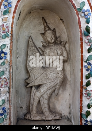 Reliefs des mythischen Kinnaree (himmlische halb Vogel, halb Frau) im Wat Arun in Bangkok Stockfoto