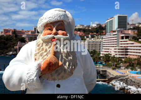 Madeira, Funchal, Hotels, Hotels in der Nähe von das Meer und ein Nikolaus Santa Claus vor Stockfoto