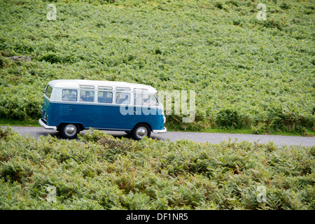 klassische VW 1965 original britischer RHD 21 Fenster Caravette Campervan Reisen rund um die Landschaft, Devon, UK Stockfoto