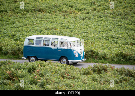 klassische VW 1965 original britischer RHD 21 Fenster Caravette Campervan Reisen rund um die Landschaft, Devon, UK Stockfoto