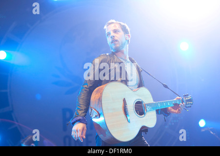 Britischer Sänger James Morrison führt während der Peace One Day 2012 Konzert in der Wembley Arena in London, Großbritannien, 21 September Stockfoto