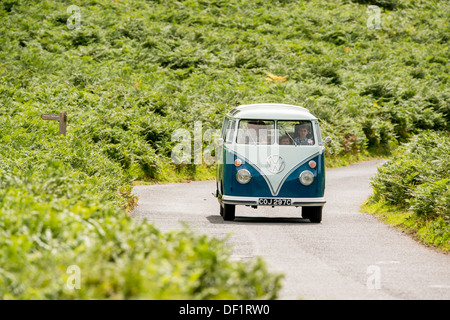 klassische VW 1965 original britischer RHD 21 Fenster Caravette Campervan Reisen rund um die Landschaft, Devon, UK Stockfoto