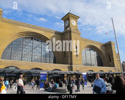 London, UK. 26. September 2013. Reisende und Touristen Fuß ein Kreuz, der belebte Platz vor Kings Cross station in London, Großbritannien, 26. September 2013. Nach umfangreichen Sanierungsarbeiten wurde der Platz wieder eröffnet. Foto: Britta Guerke Credit: Dpa picture-Alliance/Alamy Live News Stockfoto