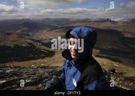 Walker Caroline Williams auf Ben Mehr in der Schottischen West Highlands. Stockfoto