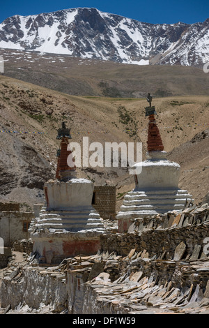 Chortons und Mani-Steinen mit Schnee-Schecken Bergen im Hintergrund, auf dem Dorf Korzok, See Tsomoriri (Ladakh) Jammu & Kaschmir, Indien Stockfoto