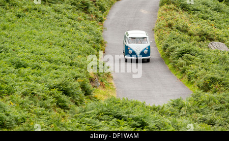 klassische VW 1965 original britischer RHD 21 Fenster Caravette Campervan Reisen rund um die Landschaft, Devon, UK Stockfoto