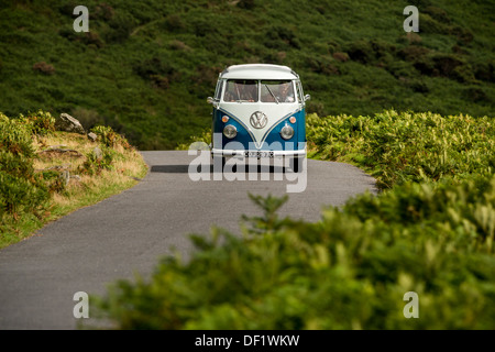 klassische VW 1965 original britischer RHD 21 Fenster Caravette Campervan Reisen rund um die Landschaft, Devon, UK Stockfoto