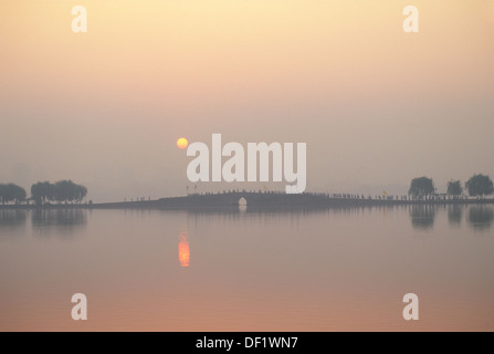 Baidi Causeway auf dem Westsee bei Sonnenaufgang, Hangzhou, Zhejiang, China Stockfoto