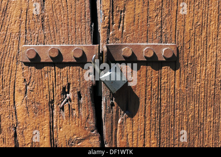 alte Holztür verriegelt mit Schloss Stockfoto