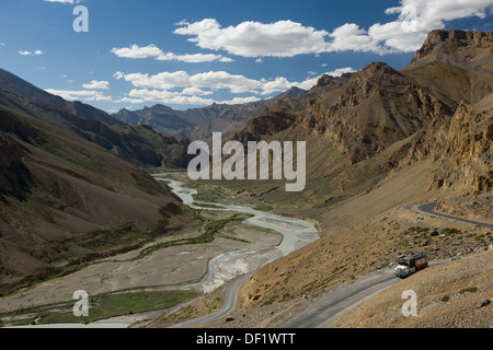 LKW, vorbei an einem Flusstal auf dem Manali-Leh-Highway, kurz vor Sarchu, (Ladakh) Jammu & Kaschmir, Indien Stockfoto