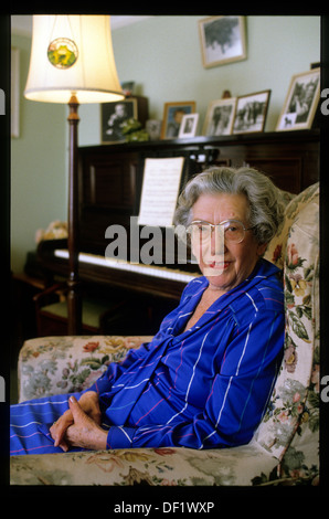 EVA hart, die Überlebende der Titanic fotografierte 1985 in ihrem Haus in Chadwell Heath, Romford, Essex. 2013 gescannt.hart war sieben Jahre alt, als sie und ihre Eltern am 10. April 1912 in Southampton, England, die Titanic als Passagiere zweiter Klasse bestiegen. Sie waren ursprünglich auf einem Schiff namens Philadelphia gebucht worden, aber der Kohlestreik in Southampton, in dem das Frühjahr es vor dem Segeln bewahrte und viele ihrer Passagiere auf die Titanic gebracht wurden. Stockfoto