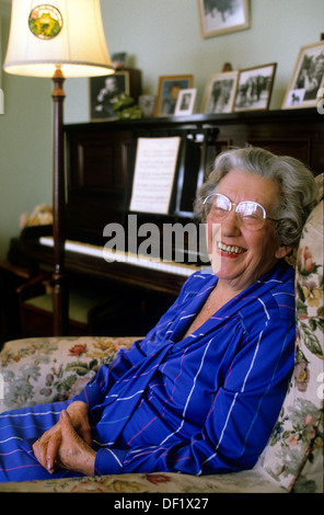 EVA hart, die Überlebende der Titanic fotografierte 1985 in ihrem Haus in Chadwell Heath, Romford, Essex. 2013 gescannt.hart war sieben Jahre alt, als sie und ihre Eltern am 10. April 1912 in Southampton, England, die Titanic als Passagiere zweiter Klasse bestiegen. Sie waren ursprünglich auf einem Schiff namens Philadelphia gebucht worden, aber der Kohlestreik in Southampton, in dem das Frühjahr es vor dem Segeln bewahrte und viele ihrer Passagiere auf die Titanic gebracht wurden. Stockfoto