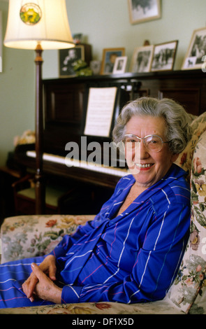 EVA hart, die Überlebende der Titanic fotografierte 1985 in ihrem Haus in Chadwell Heath, Romford, Essex. 2013 gescannt.hart war sieben Jahre alt, als sie und ihre Eltern am 10. April 1912 in Southampton, England, die Titanic als Passagiere zweiter Klasse bestiegen. Sie waren ursprünglich auf einem Schiff namens Philadelphia gebucht worden, aber der Kohlestreik in Southampton, in dem das Frühjahr es vor dem Segeln bewahrte und viele ihrer Passagiere auf die Titanic gebracht wurden. Stockfoto