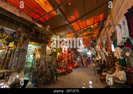 Ladenbesitzer faulenzen außerhalb ihrer Geschäfte warten auf Kunden im Souk in Marrakesch, Marokko Stockfoto