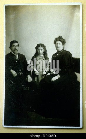 EVA hart, die Überlebende der Titanic fotografierte 1985 in ihrem Haus in Chadwell Heath, Romford, Essex. 2013 gescannt.hart war sieben Jahre alt, als sie und ihre Eltern am 10. April 1912 in Southampton, England, die Titanic als Passagiere zweiter Klasse bestiegen. Ihr Vater, der hier gesehen wurde, starb, als die Titanic unterging, aber Eva und ihre Mutter Esther, die erneut heiratete, überlebten. Stockfoto