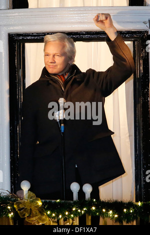 WikiLeaks-Gründer Julian Assange hält eine Rede vom Balkon der ecuadorianischen Botschaft Stockfoto