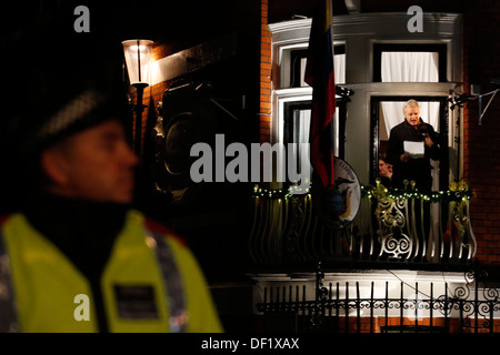 WikiLeaks-Gründer Julian Assange hält eine Rede vom Balkon der ecuadorianischen Botschaft Stockfoto