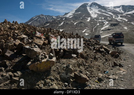 Tankwagen, vorbei an Cairns auf 5.030 m (16.500 ft) Baralacha La pass an der Manali-Leh Highway, Himachal Pradesh, Indien Stockfoto