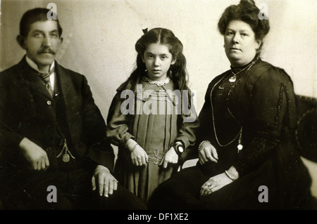 EVA hart, die Überlebende der Titanic fotografierte 1985 in ihrem Haus in Chadwell Heath, Romford, Essex. 2013 gescannt.hart war sieben Jahre alt, als sie und ihre Eltern am 10. April 1912 in Southampton, England, die Titanic als Passagiere zweiter Klasse bestiegen. Ihr Vater, der hier gesehen wurde, starb, als die Titanic unterging, aber Eva und ihre Mutter Esther, die erneut heiratete, überlebten. Stockfoto