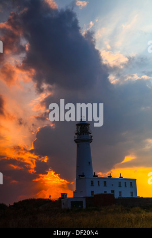 Flamborough Lighthouse in Yorkshire mit stimmungsvoller Himmel Stockfoto