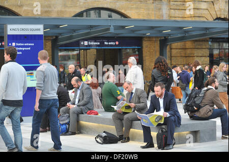 Kings Cross, London, UK. 26. September 2013. Der neue Platz der Könige Cross eröffnet heute den letzten Teil der £ 550 Millionen Sanierung des Bahnhofs. Bildnachweis: Matthew Chattle/Alamy Live-Nachrichten Stockfoto