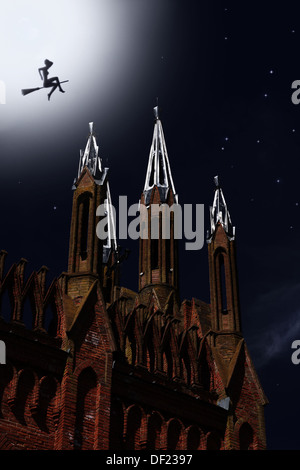 Halloween. Die Hexe, die über der Burg auf einem Besen fliegen durch eine Mondschein-Nacht Stockfoto