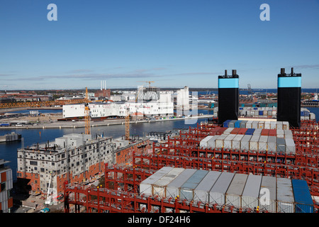 Blick von der UNO-City im Hafen von Kopenhagen hinter Trichtern, Container und Bucht Strukturen auf der Triple-E majestätischen Maersk Stockfoto