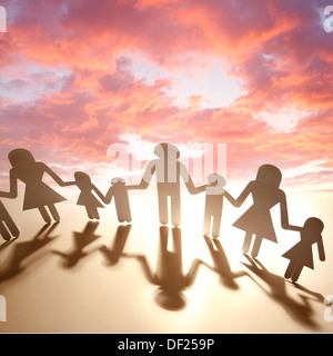 Familie Hand in Hand vor der Sonnenuntergang Stockfoto