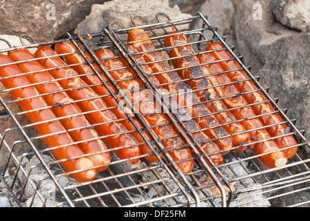 Würstchen auf dem Grill zubereitet Stockfoto