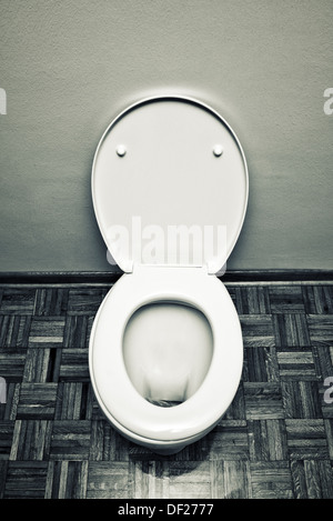 Toilettenschüssel im toilettenraum. Toiletten mit beigefarbener