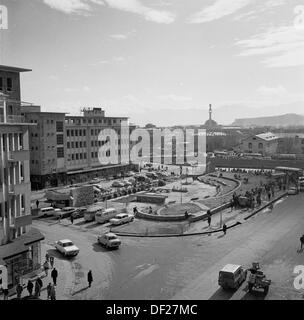 Historisches Bild aus den 1950er Jahren von J Allan Cash aus Kabul, der Hauptstadt Afghanistans. Diese Ära war eine relativ friedliche Zeit für das Land, in der eine Reihe neuer, moderner Gebäude errichtet, Modernisierungsbemühungen unternommen und das Land zu einer offeneren, wohlhabenderen Gesellschaft gemacht wurden. Dies endete in den 1970er Jahren mit Invasionen, Staatsstreichs und Bürgerkriegen. Stockfoto