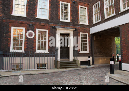 Das Haus, erbaut im Jahre 1700, des englischen Schriftstellers Dr. Samuel Johnson um 17 Uhr Gough Square, eine ruhigen abgelegenen Hof in der City of London. Heute ist es ein Museum. Stockfoto