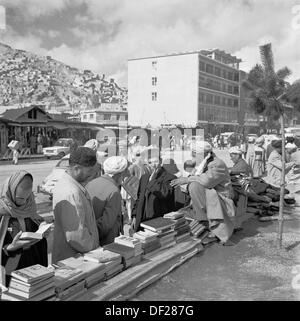 Geschichtsbild from1950s durch J Allan Cash mit seinen bestand eine afghanische Straße-Book-Verkäufer in Kabul, Afghanistan. Stockfoto