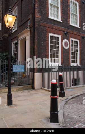 Das Haus, erbaut im Jahre 1700, des englischen Schriftstellers Dr. Samuel Johnson um 17 Uhr Gough Square, eine ruhigen abgelegenen Hof in der City of London. Heute ist es ein Museum. Stockfoto