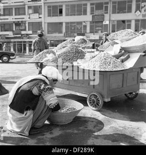 Geschichtsbild from1950s durch J Allan Cash zeigt eine afghanisch-Street-Händler in Kabul, Afghanistan Zubereitung von Speisen für seinem Stall. Stockfoto