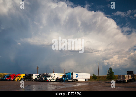 Typische amerikanische LKW auf einem Parkplatz vor schweren Sturm in Wyoming Stockfoto