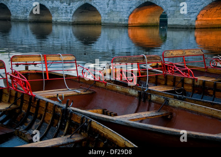 Hölzerne Dayhire Boote vertäut am Fluss Avon im Schatten des Clopton Brücke, Stratford-upon-Avon, Warwickshire. Stockfoto