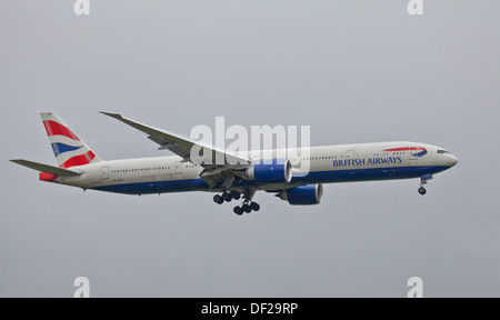 British Airways Boeing 777 G-STBE in Land kommen am Flughafen London-Heathrow LHR Stockfoto