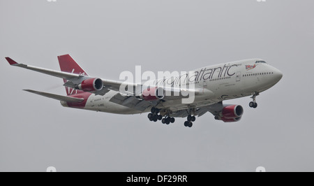 Virgin Atlantic Airways Boeing 747 G-VROC ins Land kommen am Flughafen London-Heathrow LHR Stockfoto