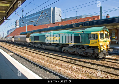 Kohlezug geschleppt von einer Klasse 66 Diesellok an der Ostküste Hauptstrecke in Doncaster station Stockfoto