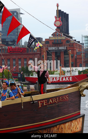 Touristen genießen eine urbane Piraten Bootsfahrt rund um Innenhafen, Gebäude hinter Kraftwerk, Baltimore, Maryland. USA Stockfoto