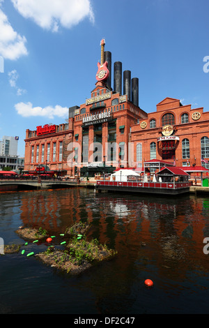 Künstliche Inseln, Teil eines Plans zur Wiedereinführung der Feuchtgebiete zum Innenhafen, Gebäude hinter Kraftwerk, Baltimore, USA Stockfoto